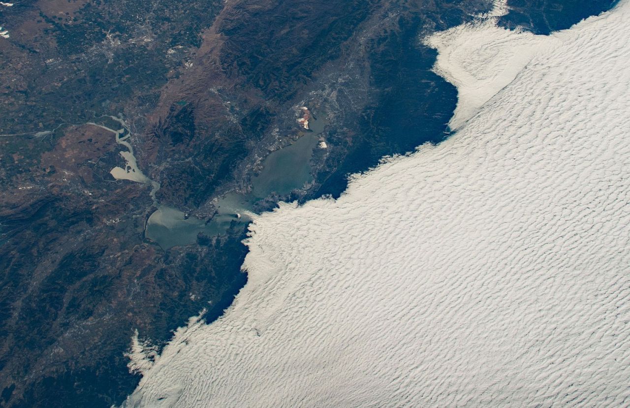 עננים נמוכים מעל האוקיינוס ​​השקט בחוף של קרליפוניה (צילום: נאס"א)